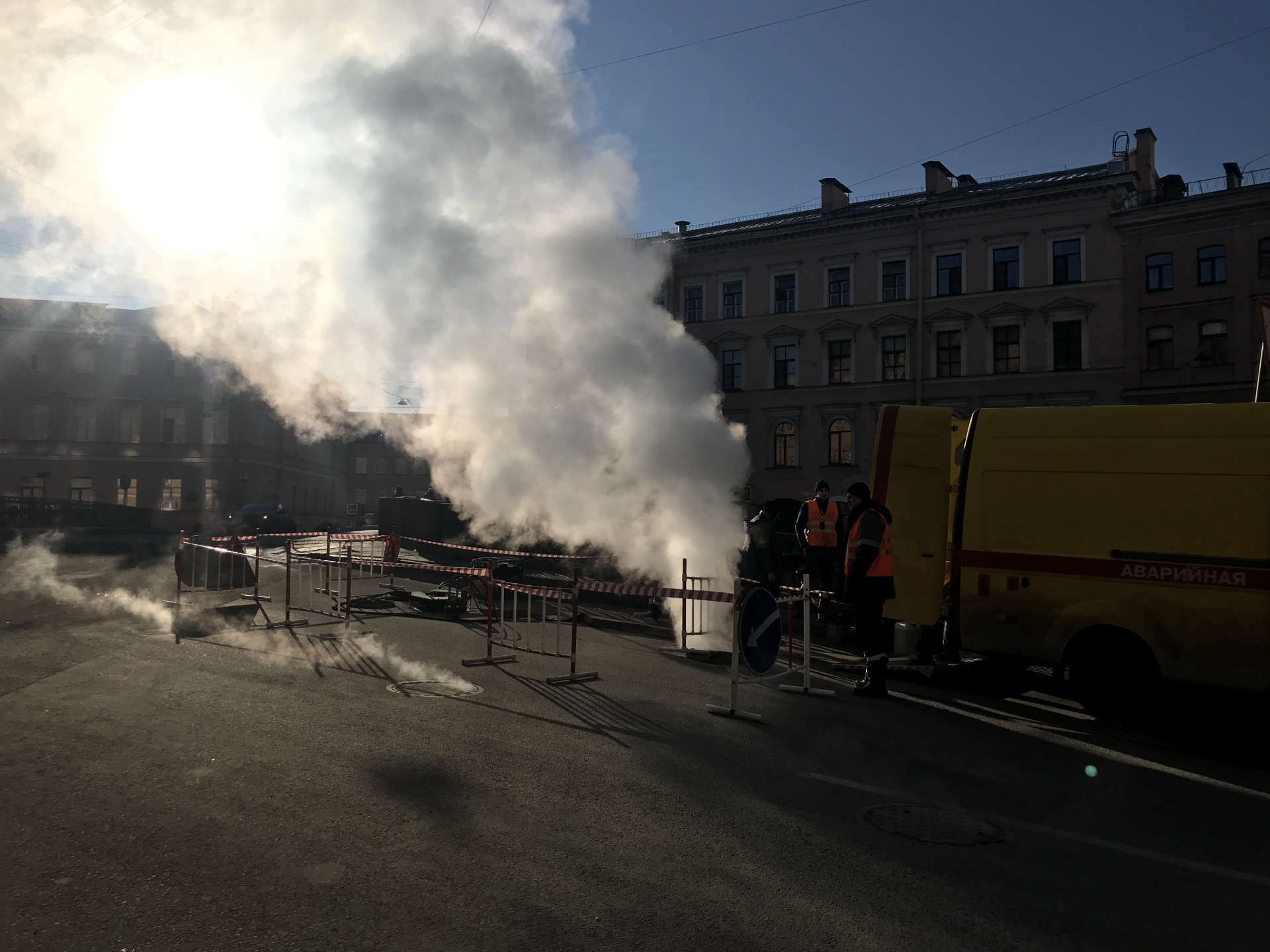 Пожар грибоедова. Прорыв трубы. Труба с кипятком. Прорыв трубы фото.