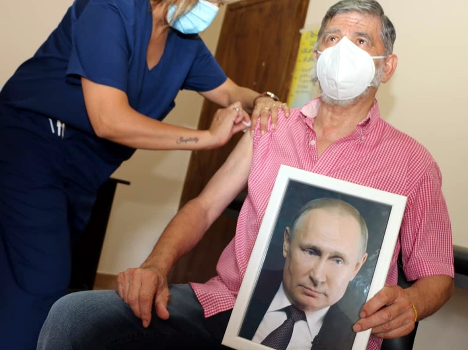 «Спас жизни»: мэр города в Аргентине сделал прививку с портретом Путина