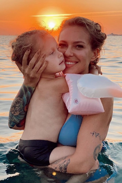 Рита Дакота с дочкой и возлюбленным отдыхает в Сочи Рита Дакота с дочкой и возлюбленным отдыхает в Сочи Экстерьер