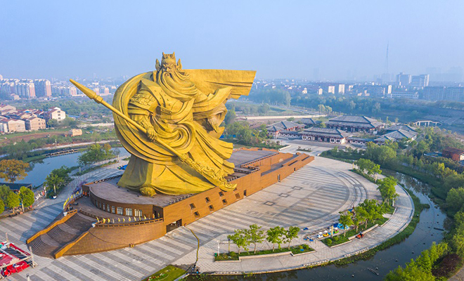 В Китае 2 года строили статую военачальника высотой с 20 этажный дом. Ее даже успели поставить, а потом передумали и разобрали
