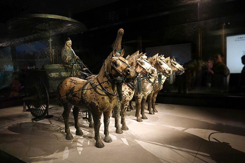 Одна из двух бронзовых моделей колесниц, найденных при раскопках некрополя гробницы Цинь Шихуанди в 1980 году. Обе колесницы запряжены четвёркой бронзовых коней. Скульптуры представляют собой модели половинного размера. Они были найдены в виде груды фрагментов, а их восстановление заняло пять лет