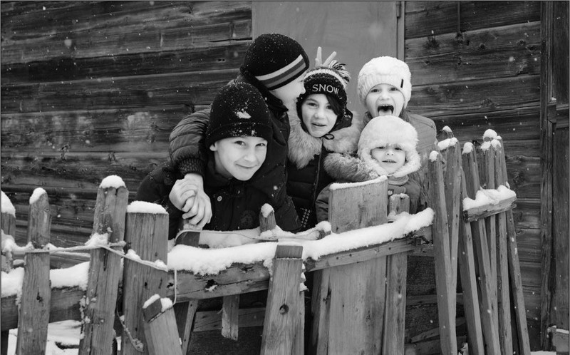 Наше детство. Советское детство арт. Советское детство сосулька. Детство детей 80 годов ели сосульки. Детство Фотомастерская.