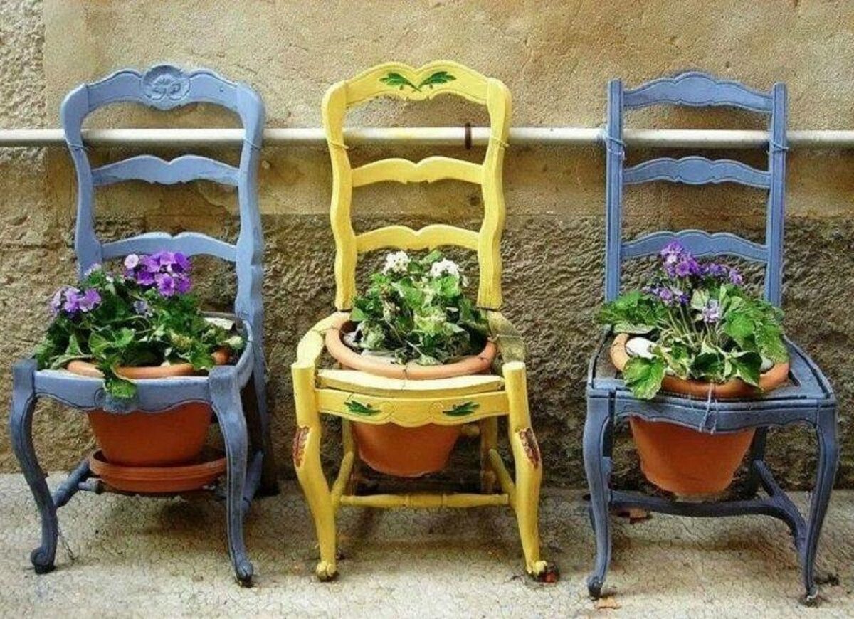 Старые стулья в декоре сада