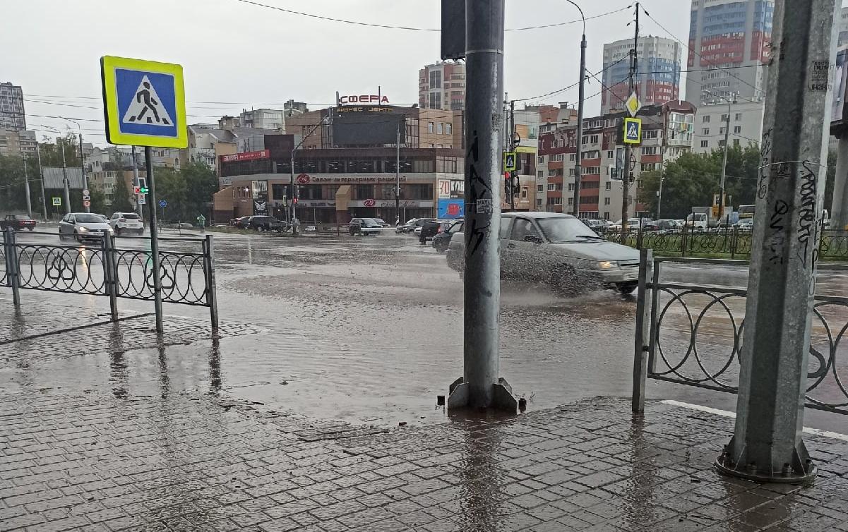 Рязань затопило торговый городок. Рязань затопило. Дождь на улице. Затоп на перекрестках. Потоп на Горбушке.