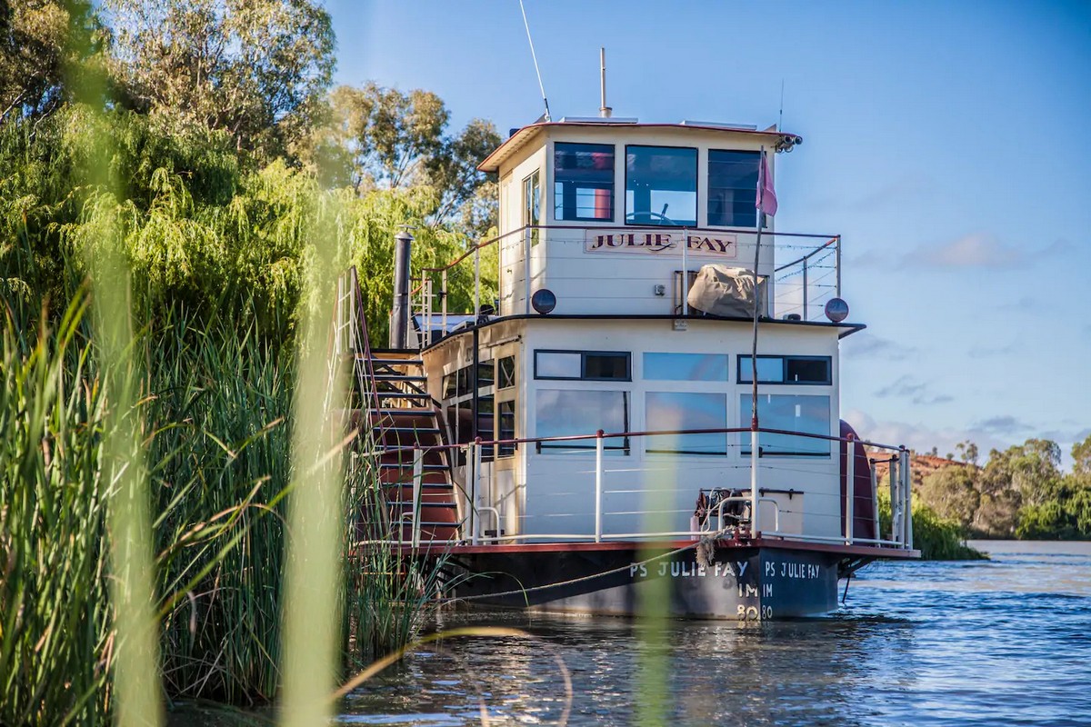 Пара превратила старинную лодку в роскошный плавучий дом дом