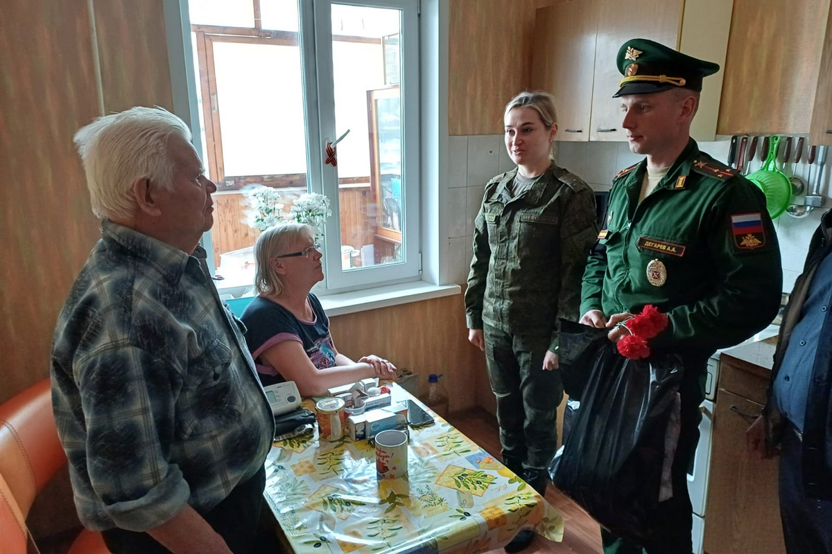 Военнослужащие военной комендатуры в г. Верхняя Пышма поздравили ветеранов с Днём Победы