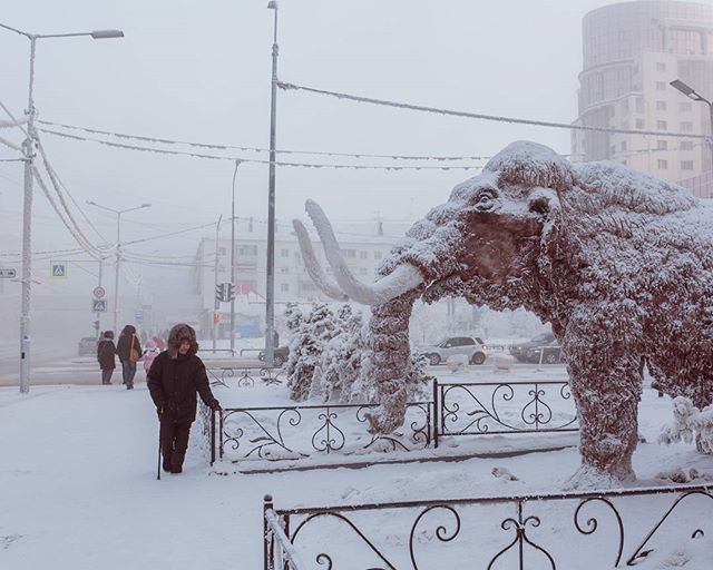 Якутск сейчас. Якутия Алексей Васильев. Памятник с.в. Васильеву Якутск. Который час сейчас в Якутии. Якутск сейчас камера онлайн.