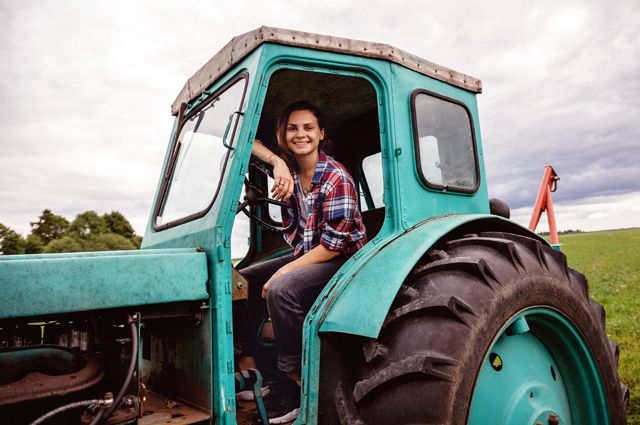Почему женщинам разрешили работать на тракторе? | Мнения | Деньги |  Аргументы и Факты