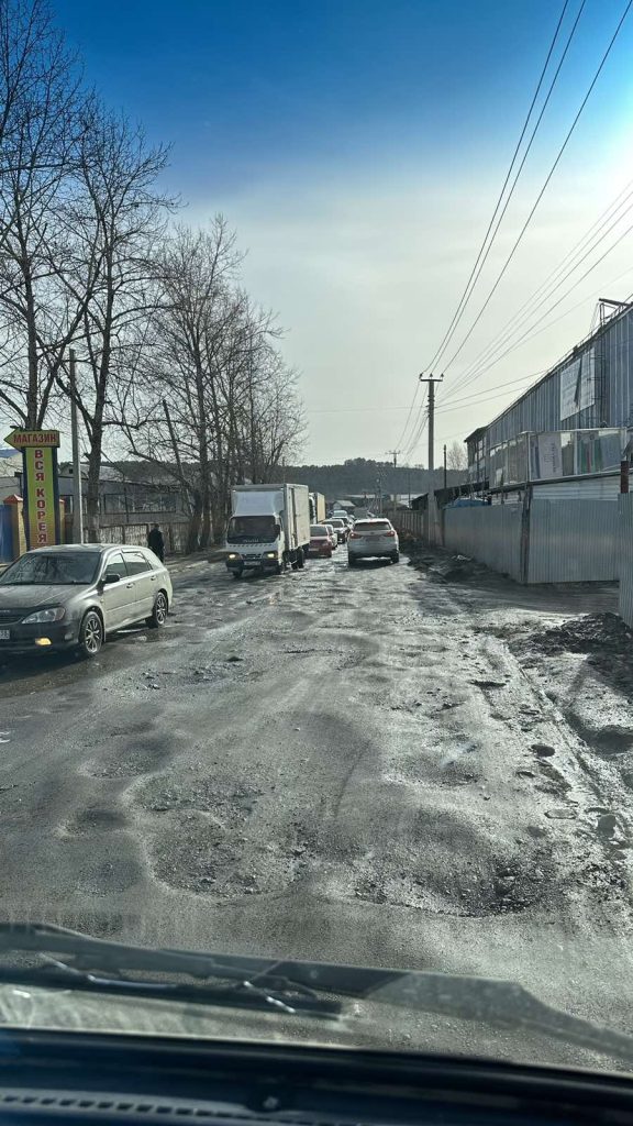 Жители Иркутска и пригорода не могут доехать домой и из дома из-за сильно разбитой дороги