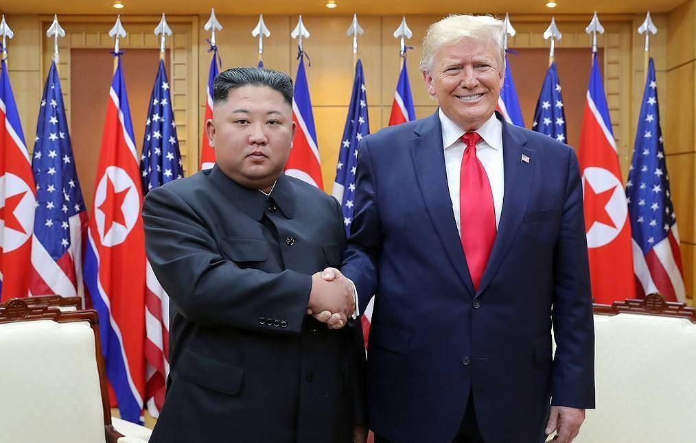 Лидер КНДР Ким Чен Ын и президент США Дональд Трамп во время встречи, 30 июня 2019 года EPA-EFE/KCNA