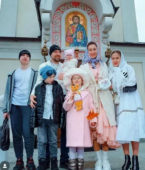 Роман и Елена Товстик с детьми
