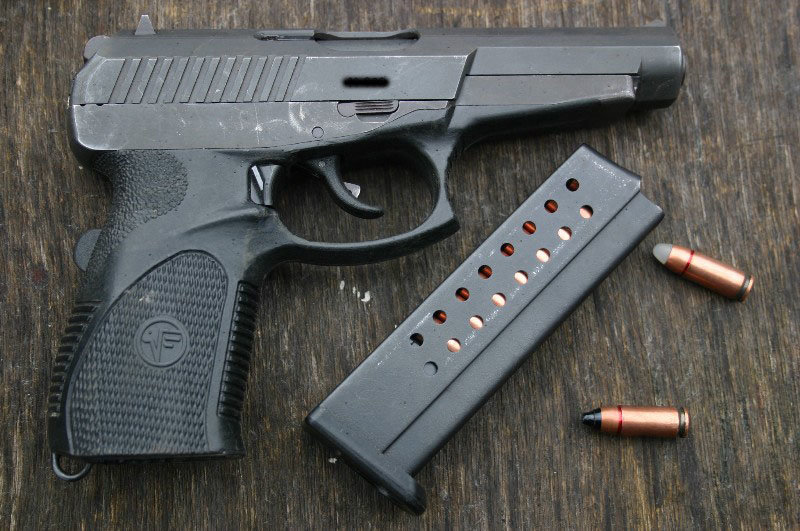 Отечественный самозарядный пистолет Сердюкова обладает одной из самых надежных защитных систем среди аналогичных моделей. Кроме автоматического предохранителя на рукояти, также имеет рычажок на спусковой скобе.