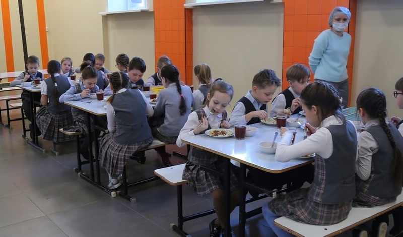 Лицей 45 сайт. Русские ученики. Бесплатные обеды для школьников. Обед школьника США. Питание школьника.