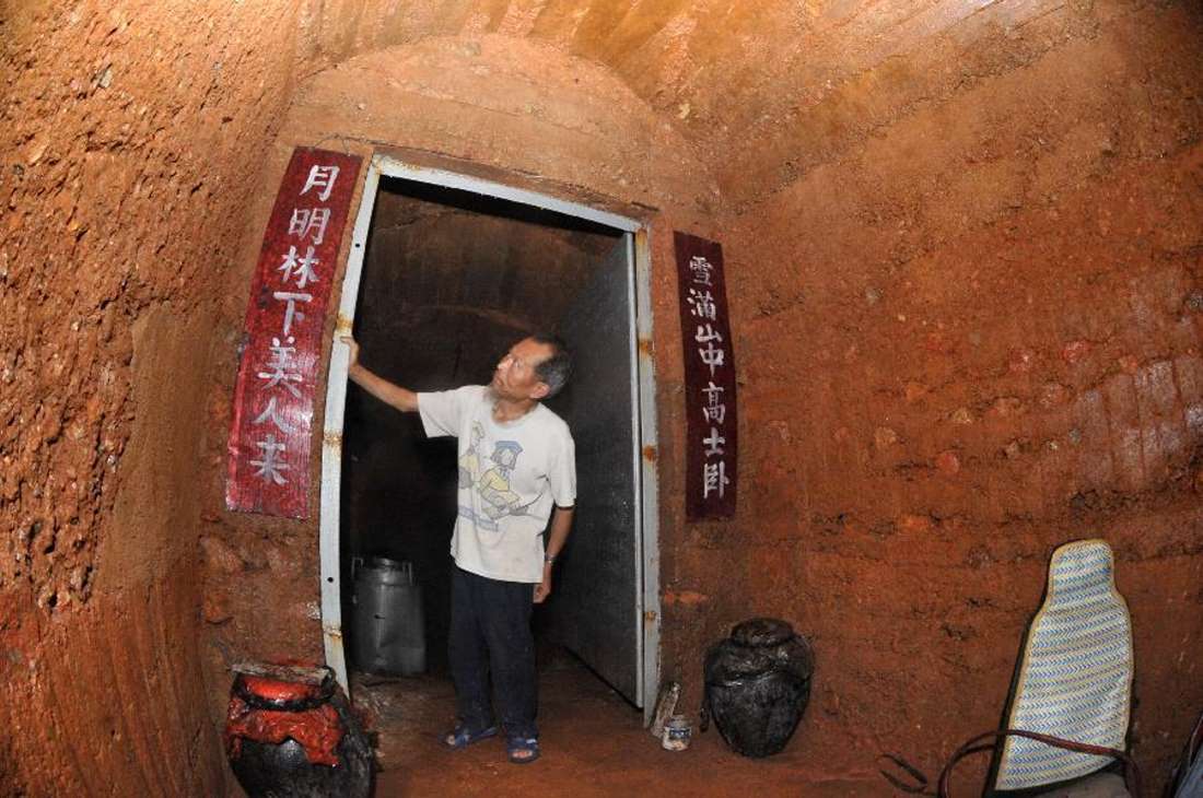 Дом в пещере у китайцев 5. Дом в пещере Китай. Китайцы живут в пещерах. Люди живущие под землей.