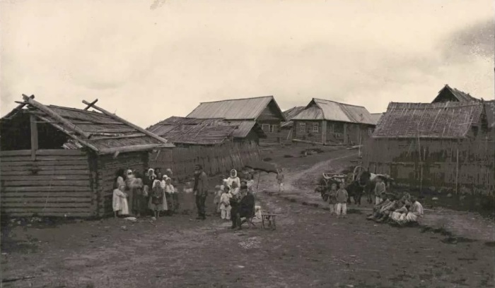 В неурожай жертвовали даже соломой с крыши дома, чтобы прокормить животных / Фото: yandex.ua