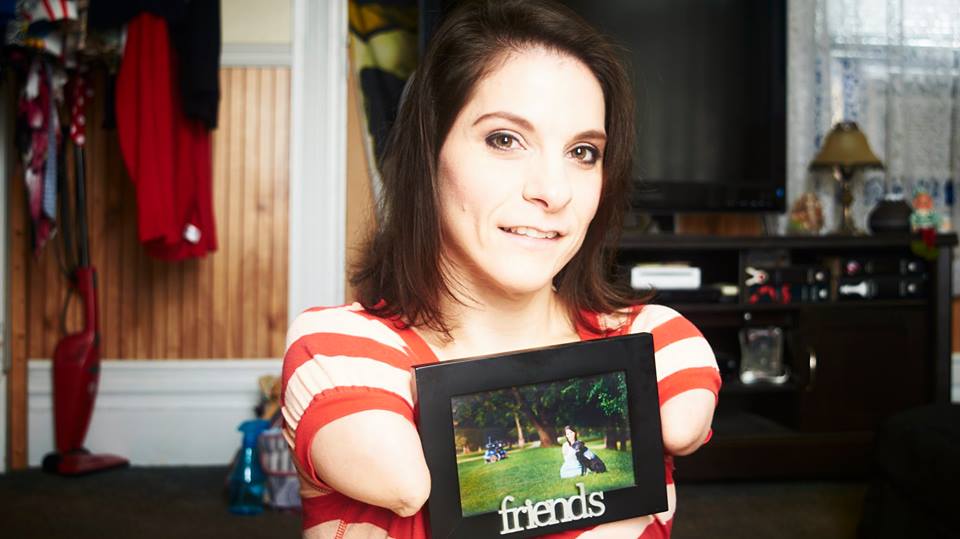 Поистине сильная женщина. У нее нет рук и ног, но она все равно умеет готовить, водить машину и шить! женщины,интересное,сила,фотографии