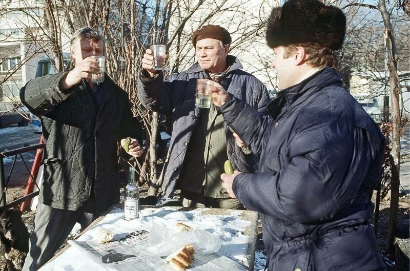 Великий алкогольный почин. Откуда взялся обычай -соображать на троих--16 фото-