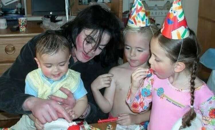 Старший сын Майкла Джексона дал редкое интервью об отце: "Люди любили его"