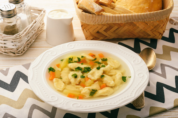 Куриный суп для уютного зимнего обеда добавьте, минут, бульон, нарежьте, бульона, медленном, можно, немного, кастрюлю, холодной, водой, время, вариться, волокна, вкусуперец, курицу, молотый, штморковь, репчатый, Добавьте