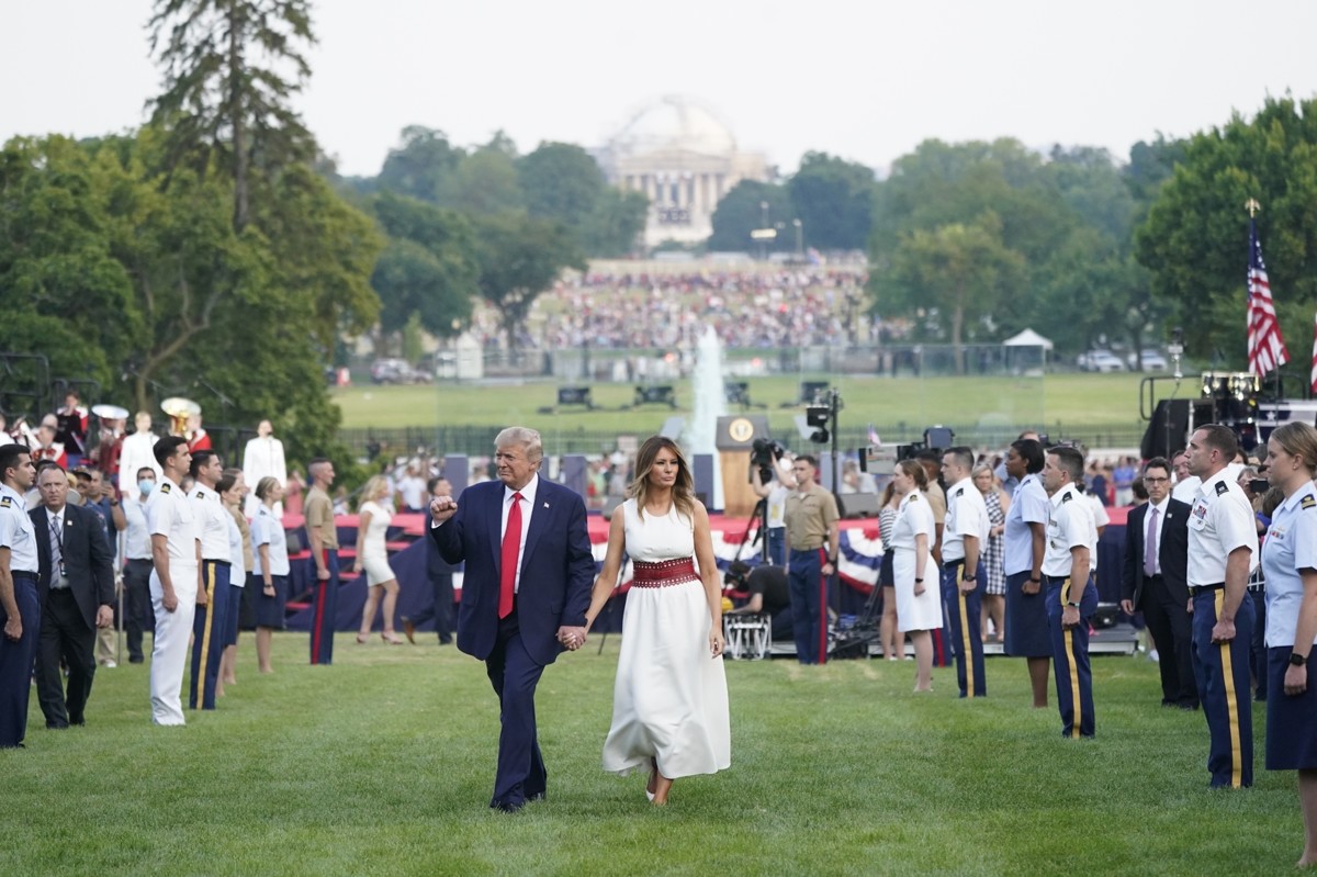 Мелания Трамп отпраздновала День независимости в белом платье и балетках
