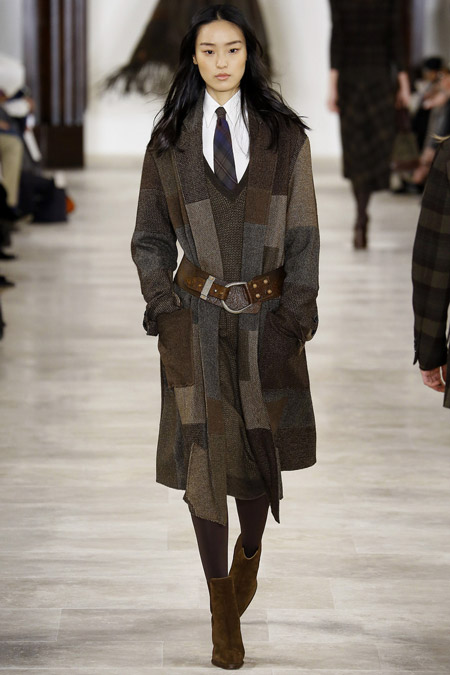 Модель в сером пальто с поясом от Ralph Lauren - модные пальто осень 2016, зима 2017