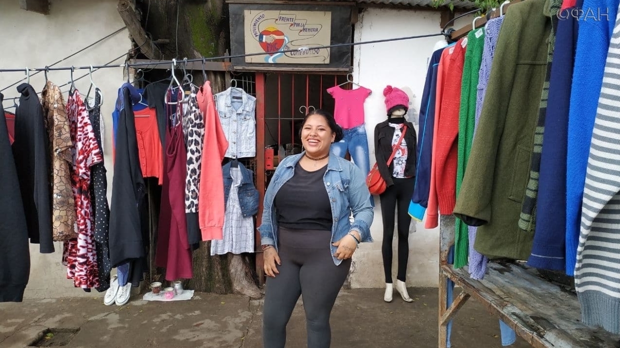 Девушка торгует дешевой одеждой на пороге собственного дома