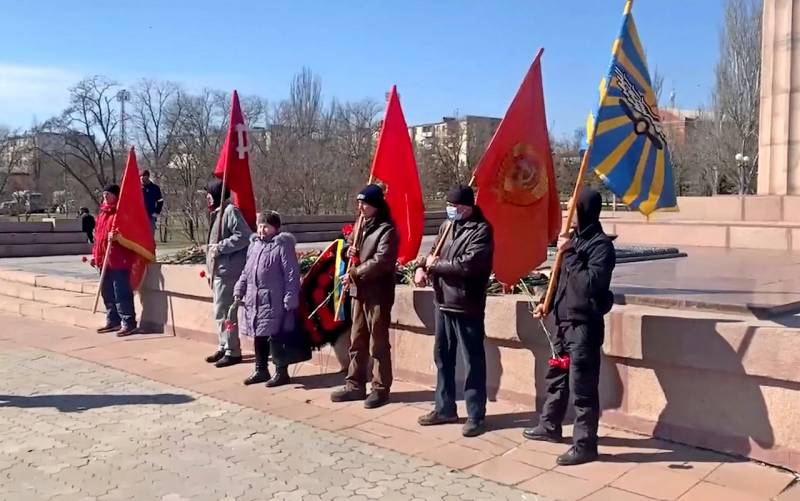 Красные флаги вернулись в Херсон: в городе прошел первый антифашистский митинг