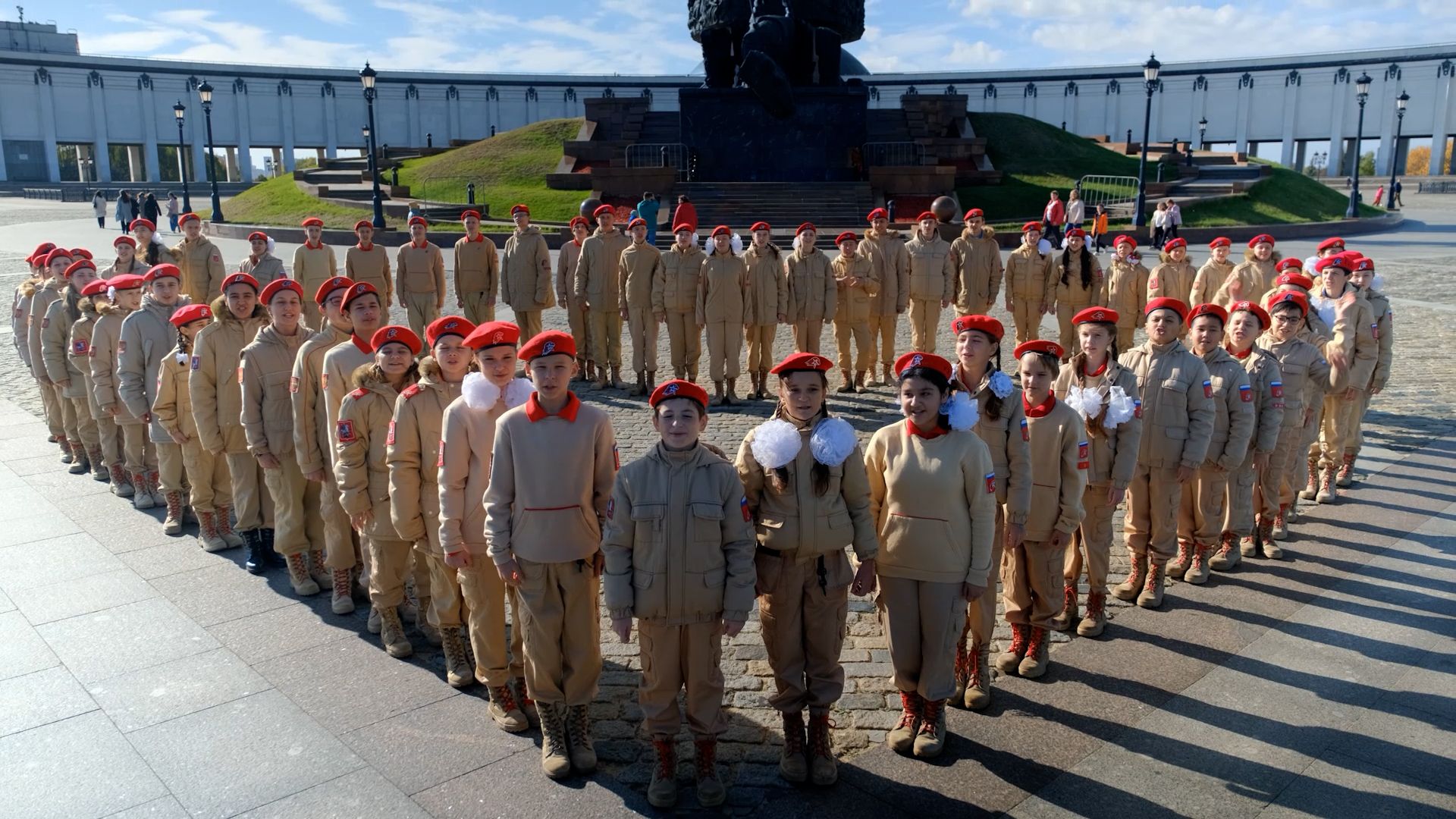 «Сердце защитнику»: как юнармейцы поддерживают участников спецоперации