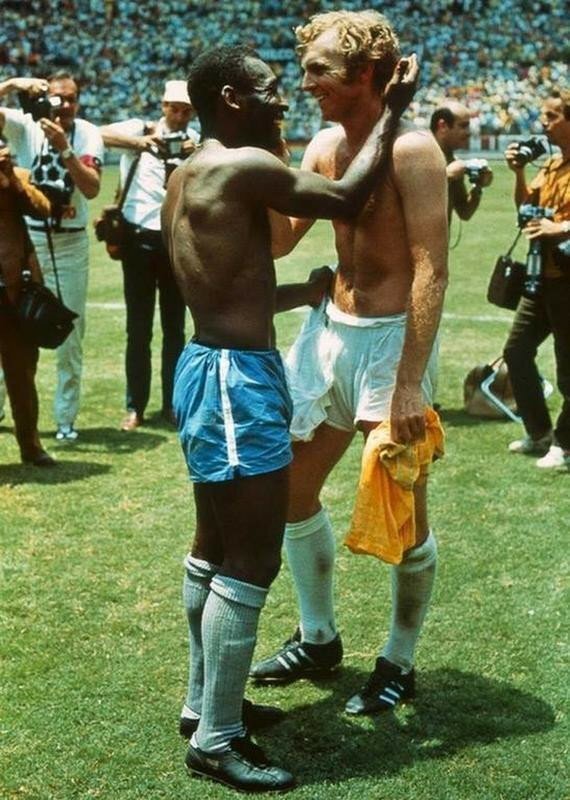 Пеле и Бобби Мур после матча, в котором Бразилия победила Англию, 1970 год. история, ретро, фото