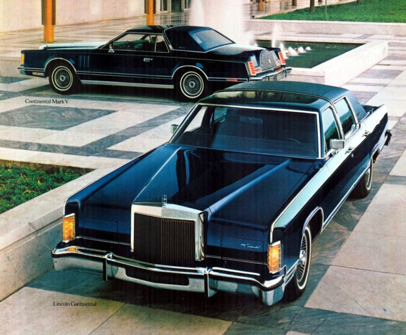 Седан Lincoln Continental и Continental Mark V (на заднем плане) в модификации Collectors Series 1979 года — последние традиционные фулл-сайзы США Continental, lincoln, американский автопром