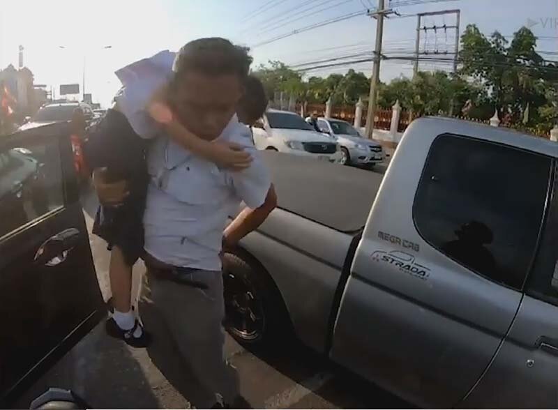 Герой спас жизнь 8-летней девочке, объехав пробку на своём мотоцикле