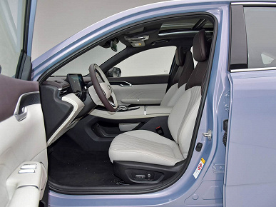 Просторный 192-сильный седан Changan — всего 72,9 тыс. юаней (830 тыс. рублей). Представлен обновленный Changan Eado
