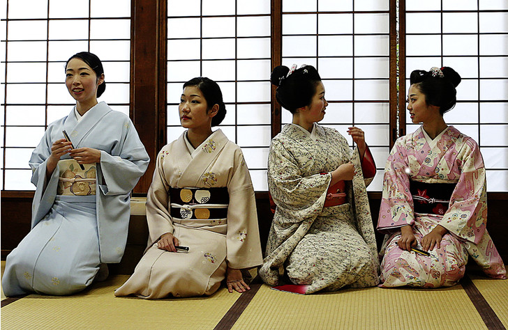 Префектура города Канадзава выделяет начинающим гейшам грант на сохранение культурных традиций