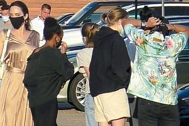 Анджелина Джоли в платье в греческом стиле с детьми на ужине в Малибу