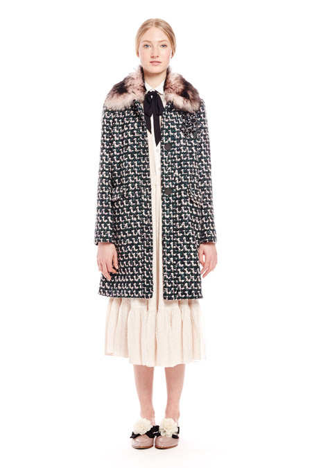 Модель в пальто с принтом гусинная лапка от Kate Spade - модные пальто осень 2016, зима 2017
