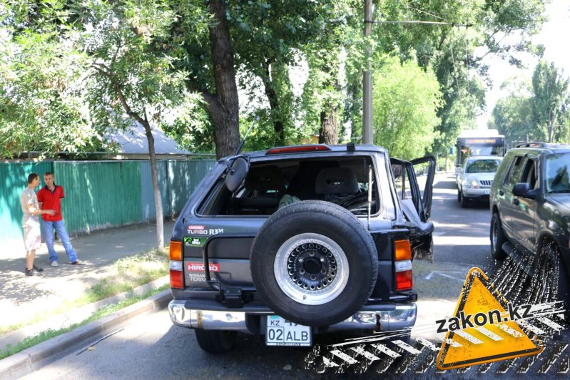 Внедорожник сделал "уши" в Алматы авария, авария дня, авто, авто авария, видео, дтп, перевернулся, проскакун