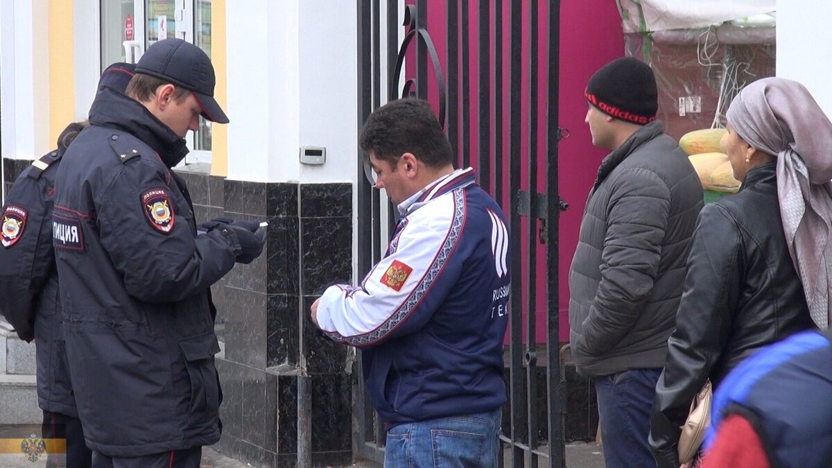 Тут оказывается мигранты в Москве могут легко купить российский паспорт. Время ожидания – всего 6 месяцев.