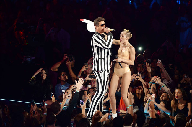 «MTV Video Music Awards 2013» в Бруклине: скандальное выступление Майли Сайрус: miley-cyrus-pictures-hot-vma-2013-mtv-performance--08_Starbeat.ru