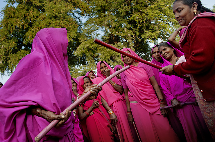«Розовая банда» в Индии: женская группировка, которая борется за справедливость