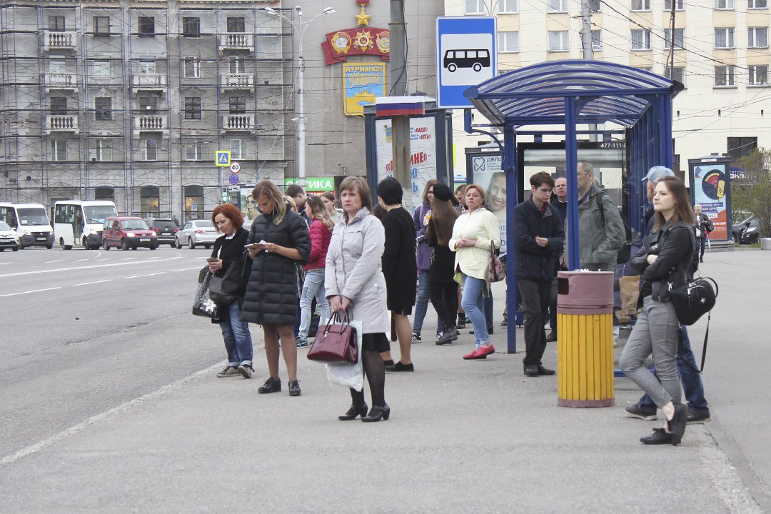 Аня ждет автобус на остановке изобразите. Автобусная остановка с людьми. Стоит на остановке. Люди ждут на остановке. Люди на остановке.