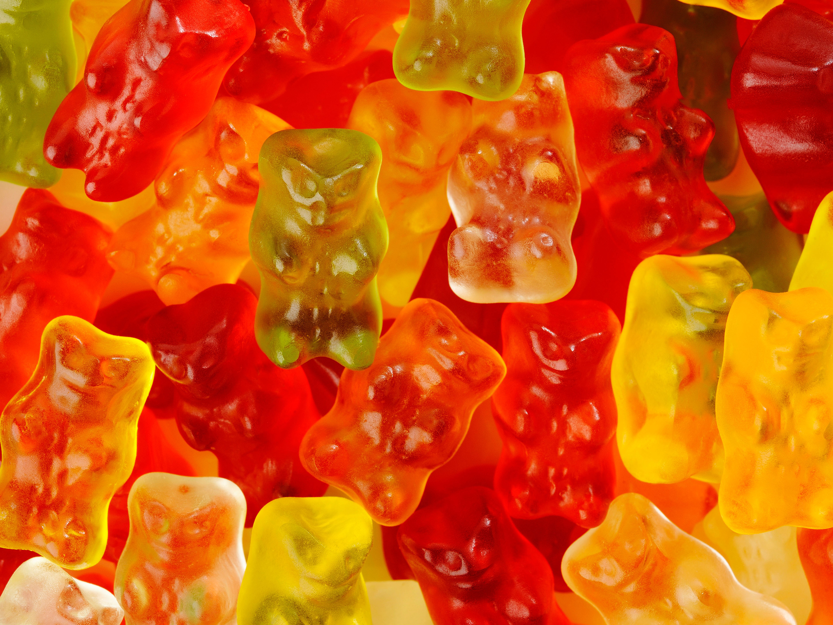 Jelly bears. Мармеладные мишки. Мармеладные мишки в руке. Маникюр с мишками мармеладными. Мармеладные мишки фон.