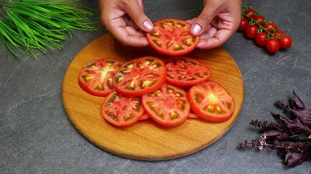 Самая ажиотажная летняя закуска из помидоров: готовить 10 минут и съедается моментально 