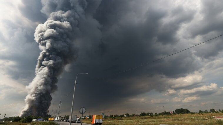 СМИ: Один человек стал жертвой пожара на складе Ozon в Подмосковье
