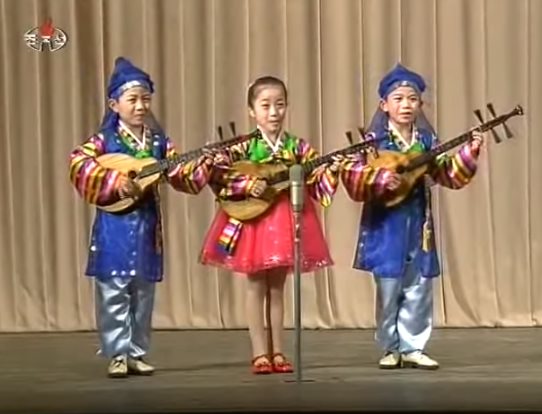 Выступление северокорейских детишек. Какая дисциплинированная работа