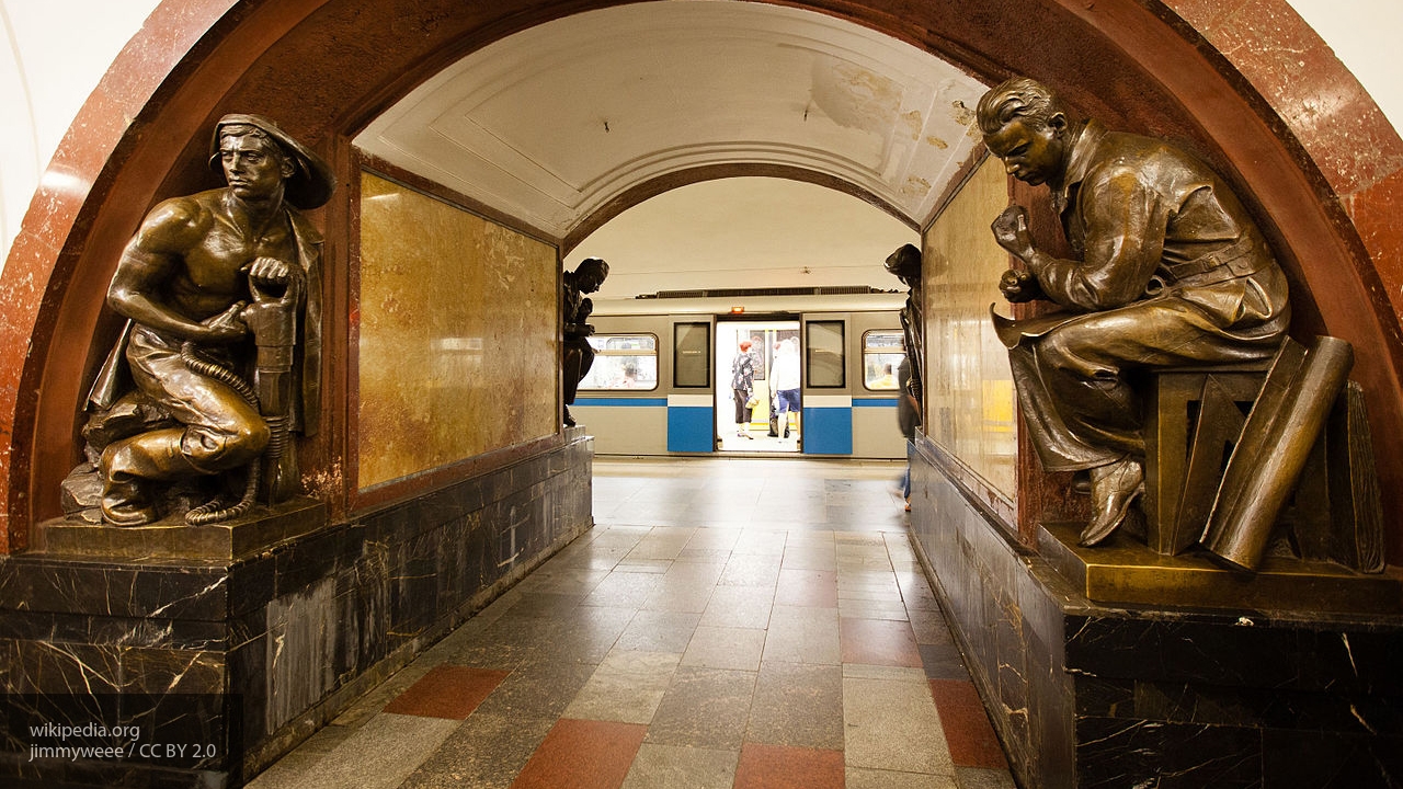 Площадь революции москва. Площадь революции станция метро Москва. Московский метрополитен станция площадь революции. Статуи метро площадь революции. Скульптуры на станции площадь революции в Московском метро.