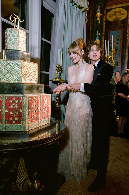 Платья от Джона Гальяно, звезды среди гостей и собачка с кольцами: как прошла свадьба наследницы миллиардера Айви Гетти Звездные пары