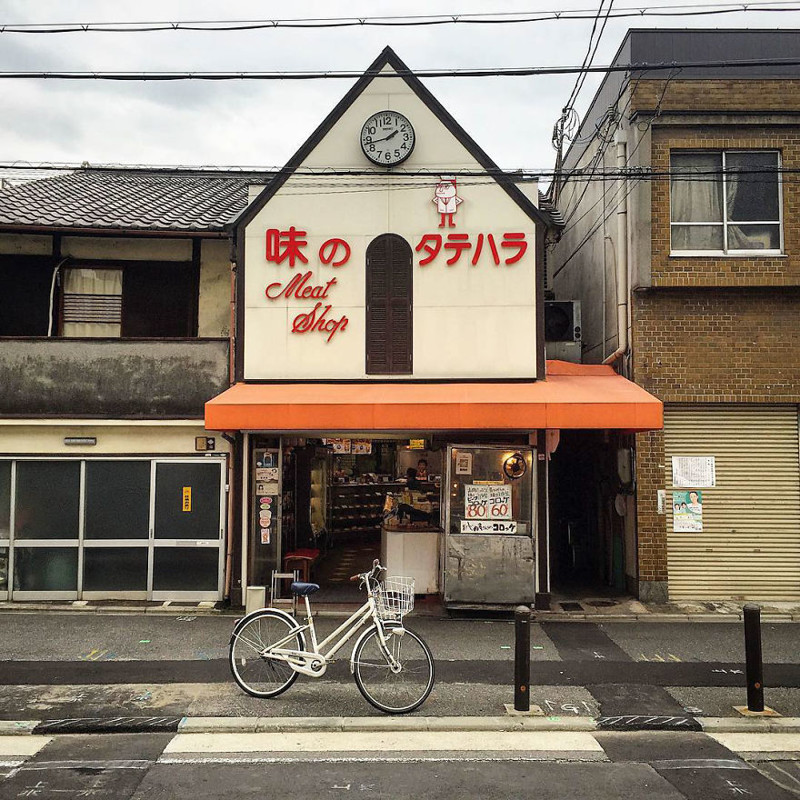 "Мясная лавка "Адзи-но-татихара" славится своими фрикадельками" архитектура, дома, здания, киото, маленькие здания, местный колорит, фото, япония