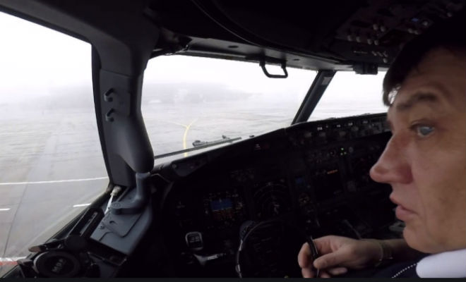 Полет глазами пилота: видео засняли из кабины с высоты 11 тысяч метров