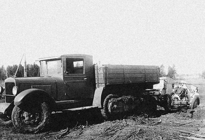 Тормоза придумали капиталисты! Почему в последнем советском гусеничном грузовике ЗИС-42 не было тормоза ЗИС42,<br /><br />Машина своего времени для своих целей.<br /><br />С другой стороны, ЗИС-42 был полон интересных технических решений. Многие детали кузова были «прямоугольными», не имели изгиба материала для ускорения и упрощения производства. Значительная часть кабины, в том числе подножка, были сделаны из дерева и ткани. Работа гусениц была организована по принципу действия велосипедной цепи, а сами гусеницы для ЗИС-42 делались отнюдь не из металла, а из резины! При этом в них были специальные металлические зубья, которые предотвращали слет с катков. Прямо над гусеницами, на каждой стороне кузова имелось по паре прорезиненных катков. Они должны были нужны для предотвращения ударов при езде по бездорожью.<br /><br /><div style=