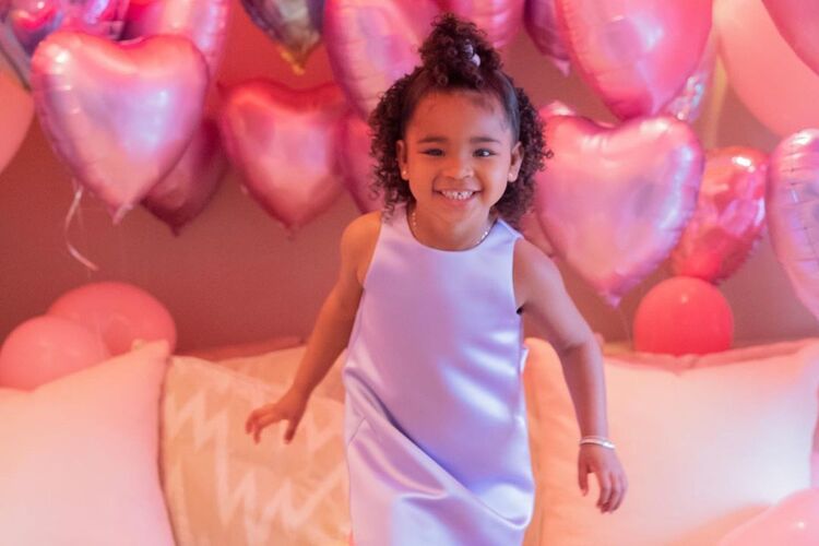 Розовая феерия: Хлое Кардашьян отпраздновала день рождения дочери Тру Розовая феерия: Хлое Кардашьян отпраздновала день рождения дочери Тру Дети,Дети знаменитостей